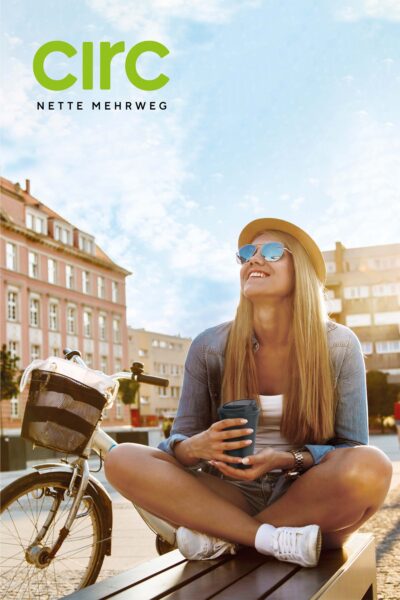 circ mehrweg system - Titelbild vom circ Katalog - eine Frau sitzt auf einer Bank neben ihrem Fahrrad und hält den circ Kaffeebecher in der Hand