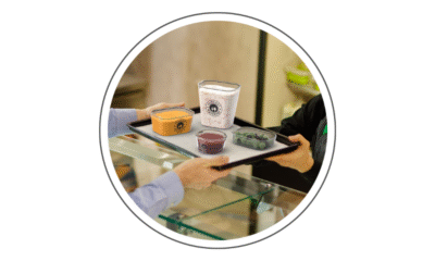 circ mehrweg system - zwei Menschen überreichen ein Tablett mit den Feinkostbechern von circ