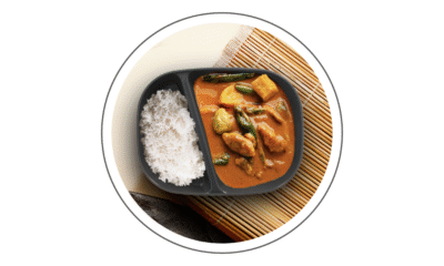 circ mehrweg system - Die circ Menübox steht auf einem Tisch und ist gefüllt mit einem Reis-Curry-Gericht