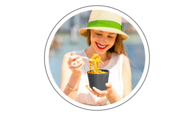 circ mehrweg system - Eine Frau isst eine Nudelpfanne aus dem circ multi cup