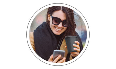 circ mehrweg system - eine Frau ist draußen unterwegs und hält den Coffee to go Becher von circ in ihren Händen